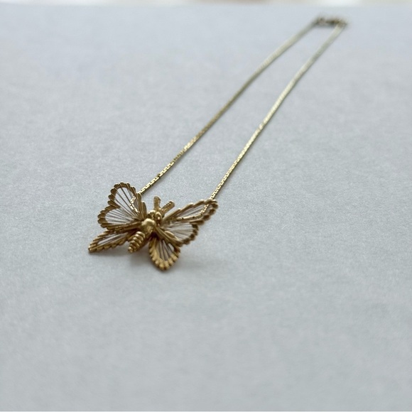 Elegant Gold Tone Monet Butterfly Necklace - Picture 4 of 6